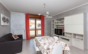 Comfy Cozy Apartment Close To Metro